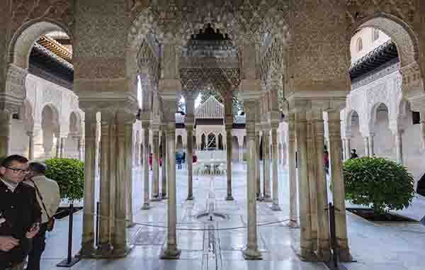 Granada 037 - La Alhambra - palacios Nazaries - Patio de los Leones.jpg